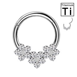 PWY-110 Piercing Cerchio clicker in titanio con forma floreale e cristalli.